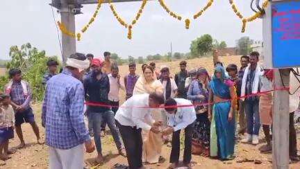 अलीराजपुर: ग्राम सेमलया में जोबट विधायक सेना पटेल ने किया विद्युत डीपी विस्तार कार्य का लोकार्पण, ग्रामीणों ने किया स्वागत