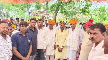 खिलचीपुर: पूर्व मंत्री प्रियव्रत सिंह खिलचीपुर विधानसभा क्षेत्र के विभिन्न सामाजिक व वैवाहिक कार्यक्रमों में शामिल हुए