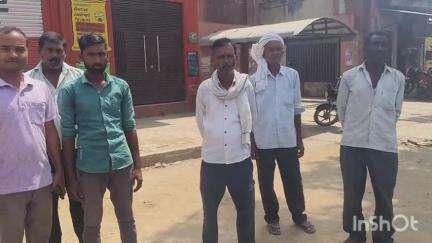 गोला गोकरणनाथ: गोला नगर में खुटार रोड पर कृषक भारती सेवा केंद्र में खाद न मिलने के चलते किसानों में नाराजगी।#jansamsya#