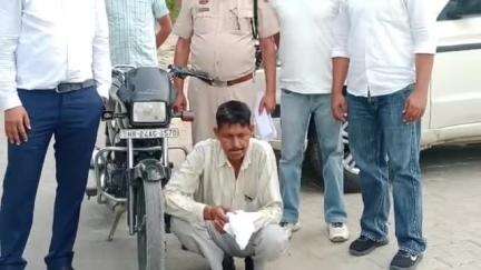 सिरसा: ऐलनाबाद: भावदीन बस स्टैंड पर मोटरसाइकिल सवार युवक 8 ग्राम हेरोइन के साथ गिरफ्तार