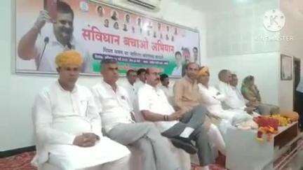 जालौर: जालौर में शनिवार को दोपहर 2:00 बजे राजीव गांधी भवन में कांग्रेस की बैठक आयोजित हुई, बैठक के बाद एसडीएम को दिया ज्ञापन