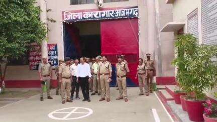 आज़मगढ़: डीएम और एसपी ने जिला कारागार में कैदियों की बैरिक, भोजनालय, कैंटीन और चिकित्सालय का किया औचक निरीक्षण