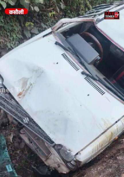 कसौली: कुठाड चंडी सड़क पर पलटी एक कार, बड़ा हादसा होने से टला