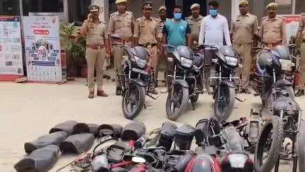मऊ: रेलवे स्टेशन के पास पुलिस ने अंतर्जनपदीय शातिर चोरों को किया गिरफ्तार, चोरों के पास से बरामद हुईं चार मोटरसाइकिल
