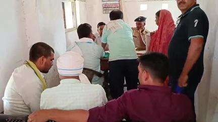 नोखा: नोखा थाना परिसर में जमीन विवाद निपटारे के लिए आयोजित किया गया जनता दरबार