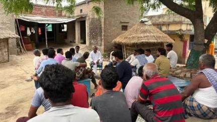 ज़ीरादेई: विधायक बंगरा गांव पहुंचकर मृतक के परिजनों से मिले, शव मंगवाने के लिए सरकार से की मांग