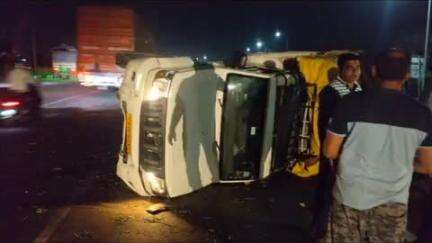 अम्बाला: मुलाना के पास हेमामाजरा मोड़ पर नेशनल हाईवे पर अज्ञात कारणों से एक पिकअप गाड़ी पलटी