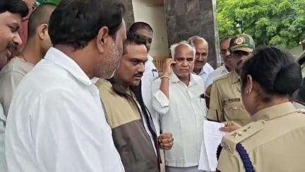 ಚಾಮರಾಜನಗರ: ಸಿಎಂ ವಿರುದ್ದ ಅಸಂವಿಧಾನಿಕ ಪದ ಪ್ರಯೋಗ ಮಾಡಿದ ರೈತ ಮುಖಂಡ ಹೊನ್ನೂರು ಪ್ರಕಾಶ್ ವಿರುದ್ಧ : ನಗರದಲ್ಲಿ ಎಸ್‌ಪಿಗೆ ದೂರು