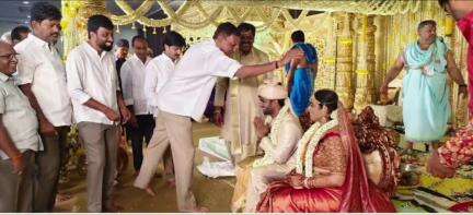 అలంపూర్: తక్కాశీల గ్రామానికి చెందిన వివాహ వేడుకల్లో పాల్గొన్న ఉమ్మడి మహబూబ్నగర్ జిల్లా ఎమ్మెల్సీ చల్లా వెంకట్రామిరెడ్డి