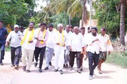 మడకశిర ఎమ్మెల్యే ఎంఎస్ రాజు శనివారం రొల్ల మండలంలోని గుడ్డు గురికి, పాలెం గ్రామాల్లో పర్యటించారు.