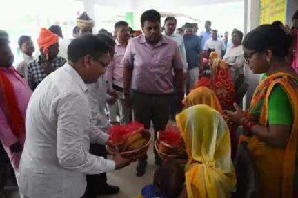 बांसी: नगर विकास सचिव ने नगवा के प्राथमिक विद्यालय का किया निरीक्षण, गर्भवती महिलाओं की गोदभराई