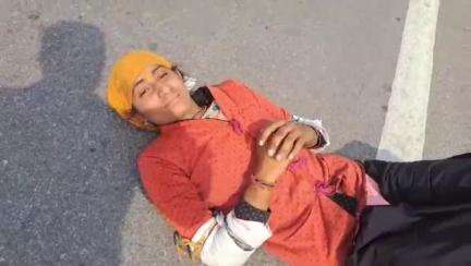 राजनगर: चिलचिलाती धूप में सड़कों पर लुढ़कती हुई बागेश्वर धाम पहुंची एक युवती