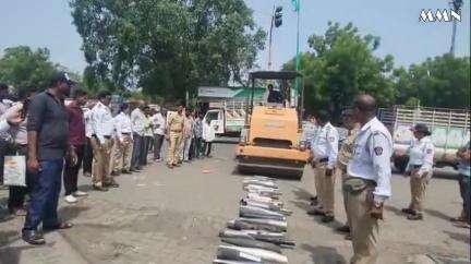 वर्धा: शंभरावर फटाकेबाज कर्कश सायलेन्सरला बजाज चौकात बुलडोझरने चिरडले: वर्धा वाहतूक नियंत्रण शाखेची कारवाई