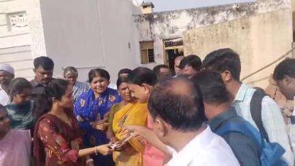 నియోజకవర్గంలో ఎమ్మెల్యే సింధూర సుడిగాలి పర్యటన, ఇళ్ల వద్దకే వెళ్లి పింఛన్లు పంపిణీ