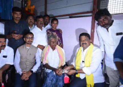 ఉరవకొండ: గొట్కూరు లో ఇంటింటికి వెళ్లి పెన్షన్లు పంపిణీ చేసిన ఆర్థిక శాఖ మంత్రి పయ్యావుల కేశవ్, జిల్లా కలెక్టర్ వినోద్ కుమార్ లు