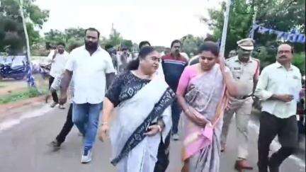 తాడేపల్లిగూడెం: పట్టణంలో పింఛన్ల పంపిణీ కార్యక్రమంలో పాల్గొన్న జిల్లా ప్రత్యేక అధికారి ఎ.సూర్య కుమారి