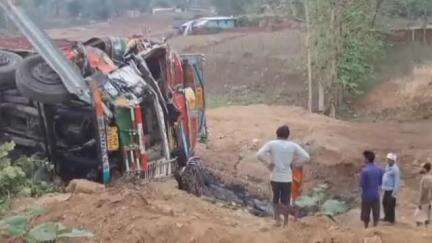 गोपद बनास: जिले में NH-39 बायपास पर तेज रफ्तार ट्रक ने ऑटो को मारी टक्कर, ऑटो में सवार 2 लोगों की हुई मौत व कई अन्य हुए घायल