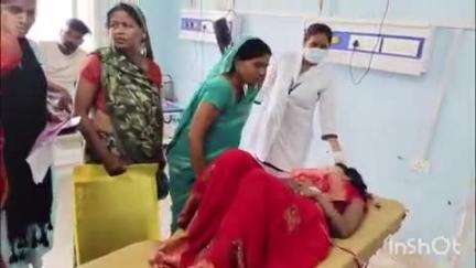 आरा: उदवंतनगर थाना क्षेत्र के खजुआता मोड़ के समीप मार्शल गाड़ी ने बाइक सवार मां-बेटे समेत तीन लोगों को टक्कर मारी, जख्मी