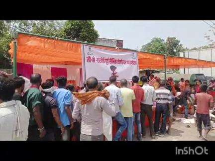 हरदोई: जिला अस्पताल के सामने पूर्व सैनिकों के भंडारे में भाजपा के जिला प्रभारी, जिलाध्यक्ष और कई नेता पहुंचे