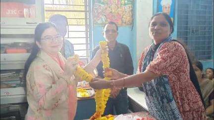 सिवनी: ग्राम चीजबंद में 'गिफ्ट अ डेस्क' कार्यक्रम का आयोजन किया गया