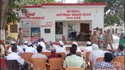 हरदोई: आगामी बकरीद के त्यौहार को लेकर टड़ियावां थाने पर थानाध्यक्ष ने मुस्लिम धर्मगुरुओं के साथ की पीस कमेटी की बैठक
