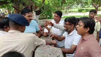 খড়গপুর ১: অতি ব্যবহারিত রাস্তায় নিজের জমি নিশ্চিত রাখতে প্রাচীর খড়গপুরে রেলওয়ের, সাবল নিয়ে প্রাচীর ভাঙতে এলেন বাসিন্দারা