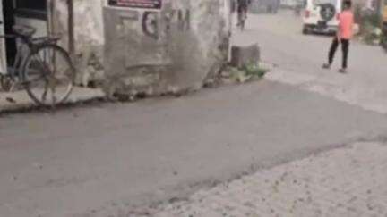 जगाधरी: हनुमान गेट के पास नगर निगम का कारनामा: टाइलों की सड़क पर ही बना दी तारकोल की सड़क