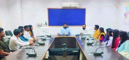 जशपुर: छत्तीसगढ़ दर्शन पर जशपुर पहुँचे 2024 बैच के डिप्टी कलेक्टरों ने कलेक्टर रोहित व्यास से की सौजन्य भेंट