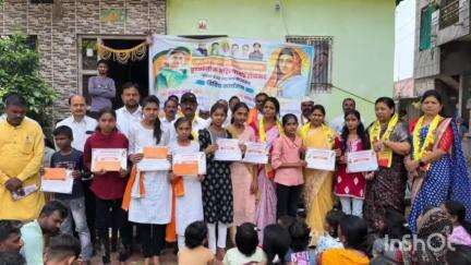फुलंब्री: आळंद येथे निबंध व वक्तृत्व स्पर्धेतील विजेत्यांना आमदार अनुराधा चव्हाण यांच्या हस्ते बक्षीस वितरण