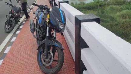 மானாமதுரை: அண்ணா சிலை அருகே இருசக்கர வாகனங்கள் மோதல் ஒருவர் உயிரிழப்பு, நான்கு பேர் காயம்