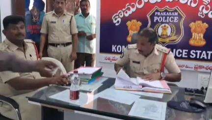 గిద్దలూరు: కొమరోలు పోలీస్ స్టేషన్ ను ఆకస్మికంగా సందర్శించిన గిద్దలూరు రూరల్ సీఐ రామకోటయ్య