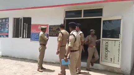 तिलहर: पुलिस अधीक्षक राजेश द्विवेदी ने निगोही थाने का आकस्मिक निरीक्षण किया, फरियादियों से अच्छा व्यवहार करने की दी सलाह