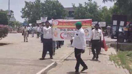 ಕೊಪ್ಪಳ: ಸಮಾಜಕಲ್ಯಾಣ ಇಲಾಖೆಯ ಅಧೀನದ ಕ್ರೈಸ್ ವಸತಿ ಶಾಲೆಗಳ ಖಾಯಂ ನೌಕರರು ಹಲವು ಸೌಲಭ್ಯ ಗಳಿಗಾಗಿ ಪಾದಯಾತ್ರೆ ಮೂಲಕ ಜಿಲ್ಲಾಧಿಕಾರಿಗಳಿಗೆ ಮನವಿ
