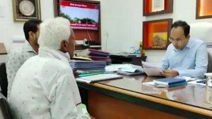 बिहार: जिलाधिकारी ने समाहरणालय में जनता दरबार लगाकर 28 लोगों की समस्याएं सुनीं