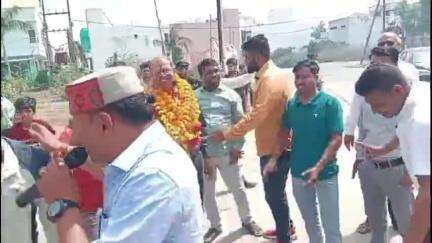 बुरहानपुर नगर: बुरहानपुर: शासकीय सुभाष स्कूल के शिक्षक की सेवानिवृत्ति पर निकली रैली, विद्यार्थी झूमते दिखे