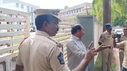 గుంటూరు: టిడిపి కార్యాలయంపై దాడి కేసులో నగరంలో సిఐడి కార్యాలయానికి హాజరైన మాజీ ఎమ్మెల్యే ఆళ్ల రామకృష్ణారెడ్డి