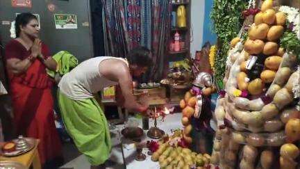 తునిలో మామిడిపండ్ల మధ్య అందంగా దర్శనమిచ్చిన వెంకటేశ్వర స్వామి వారు