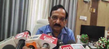 बलिया: बेरुआरबारी सामुदायिक स्वास्थ्य केंद्र में टॉर्च की रोशनी में डिलीवरी कराने के मामले में CMO ने दिए जांच के आदेश