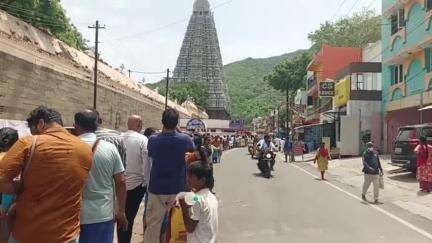 திருவண்ணாமலை: பள்ளிகள் நாளை மறுநாள் திறக்க உள்ள நிலையில் அருணாச்சலேஸ்வரர் கோயிலில் பத்து மணி நேரத்தில் சுமார் 40 ஆயிரத்திற்கும் மேற்பட்டோர் சாமி தரிசனம்
