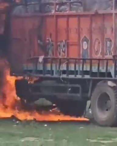 जगाधरी: ट्रेजरी रोड पर कपड़ों से भरे ट्रक में लगी आग, ड्राइवर ने सूझबूझ से बचाई अपनी और लोगों की जान