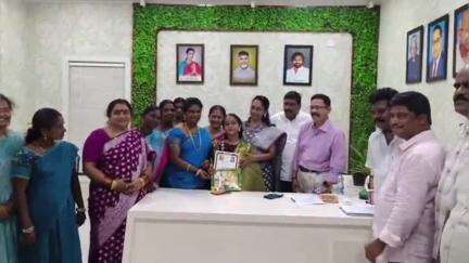 భగవద్గీత పోటీల్లో గోల్డ్ మెడల్ సాధించిన నమశ్సి అనే తుని విద్యార్థిని అభినందించిన చైర్పర్సన్ మరియు కమిషనర్