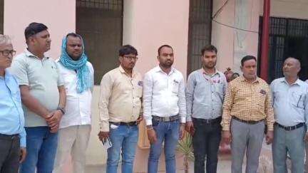 आज़मगढ़: पत्रकारों ने एसपी को ज्ञापन सौंपा, कहा- सच्चाई उजागर करने पर कलमकारों पर हो रहे हैं हमले, पुलिस क्यों है दूर