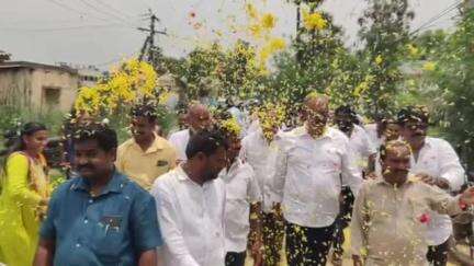 తాడేపల్లిగూడెం: రూ. 4 లక్షలతో కుంచనపల్లిలో చెరువు పూడికతీత పనులకు శంకుస్థాపన చేసిన ఎమ్మెల్యే బొలిశెట్టి శ్రీనివాస్