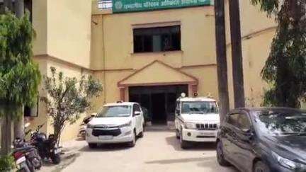 अयोध्या में RTO ने बिजली विभाग की गाड़ी का फिटनेस न होने पर काटा चालान, जवाब में बिजली विभाग ने RTO ऑफिस की काटी बिजली