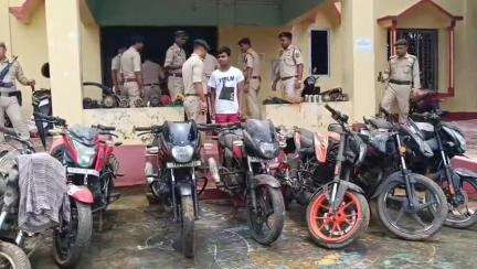 জিরানিয়া: চুরি যাওয়া ৮ টি বাইক জলের পাম্প মেশিন,বৈদ্যুতিক তার মন্দিরের জিনিসপত্র সহ এক চোরকে গ্রেফতার করে বোধজংনগর থানার পুলিশ