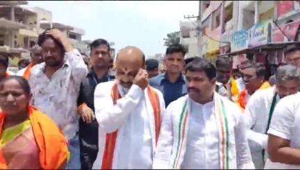 గంగాధర: మధుర నగర్ లో  2.63 కోట్ల నిధులతో  CC రోడ్లను ప్రారంభించిన కేంద్ర హోంశాఖ సహాయక మంత్రి బండి సంజయ్ చొప్పదండి MLA సత్యo