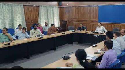 चम्पावत: जिलासभागार में आयोजित बैठक के दौरान जिलाधिकारी नवनीत पांडे ने परिवहन सेवाओं की गुणवत्ता को लेकर की चर्चा