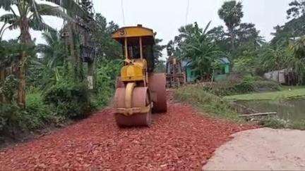 বারাসত ২: বারাসত দু নম্বর ব্লকে ব্রীজ তৈরীর বাড়তি টাকায় কংক্রিটের রাস্তা তৈরি করছে জেলা প্রশাসন, খুশি এলাকার মানুষ #jansamasya