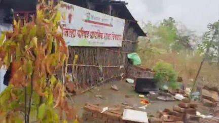 शहादा: चिंचपाणी जिल्हा परिषद शाळा भरते पत्र्याच्या शेडमध्ये... शाळा की बकऱ्यांचे शेड... ? #Jansamasya