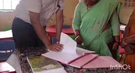 रॉबर्ट्सगंज: लोढ़ी गांव के आंगनवाड़ी केंद्र का ग्राम विकास आयुक्त ने किया निरीक्षण